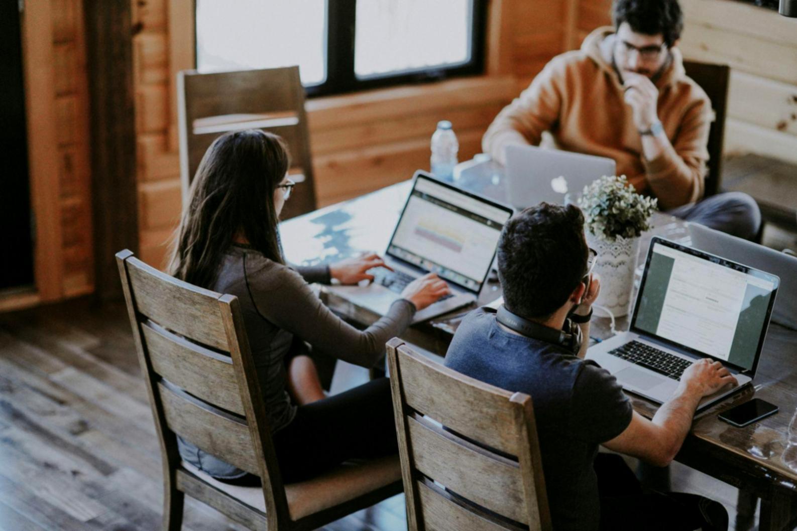 Espacio educativo moderno para formación en finanzas personales